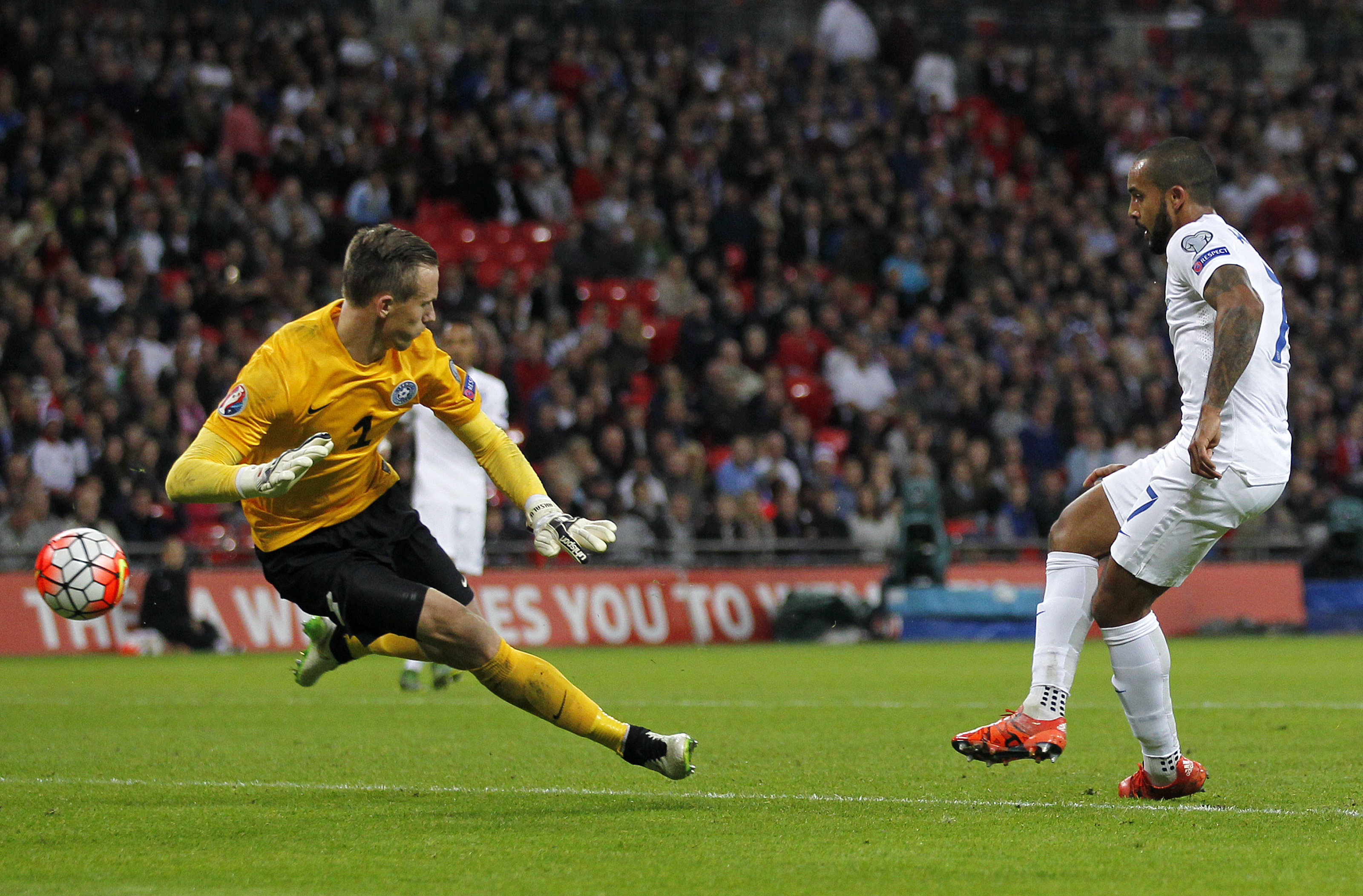 England's striker Theo Walcott (R) scores his team's first goal during the Euro 2016 qualifying group E football match between England and Estonia at Wembley Stadium in north London on October 9, 2015. AFP PHOTO / IAN KINGTON NOT FOR MARKETING OR ADVERTISING USE / RESTRICTED TO EDITORIAL USE