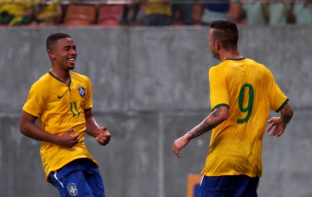 Gabriel Jesus, do Palmeiras, e Luan (D), do Grêmio, deixaram suas marcas no amistoso (Foto: Raphael Alves/AFP)