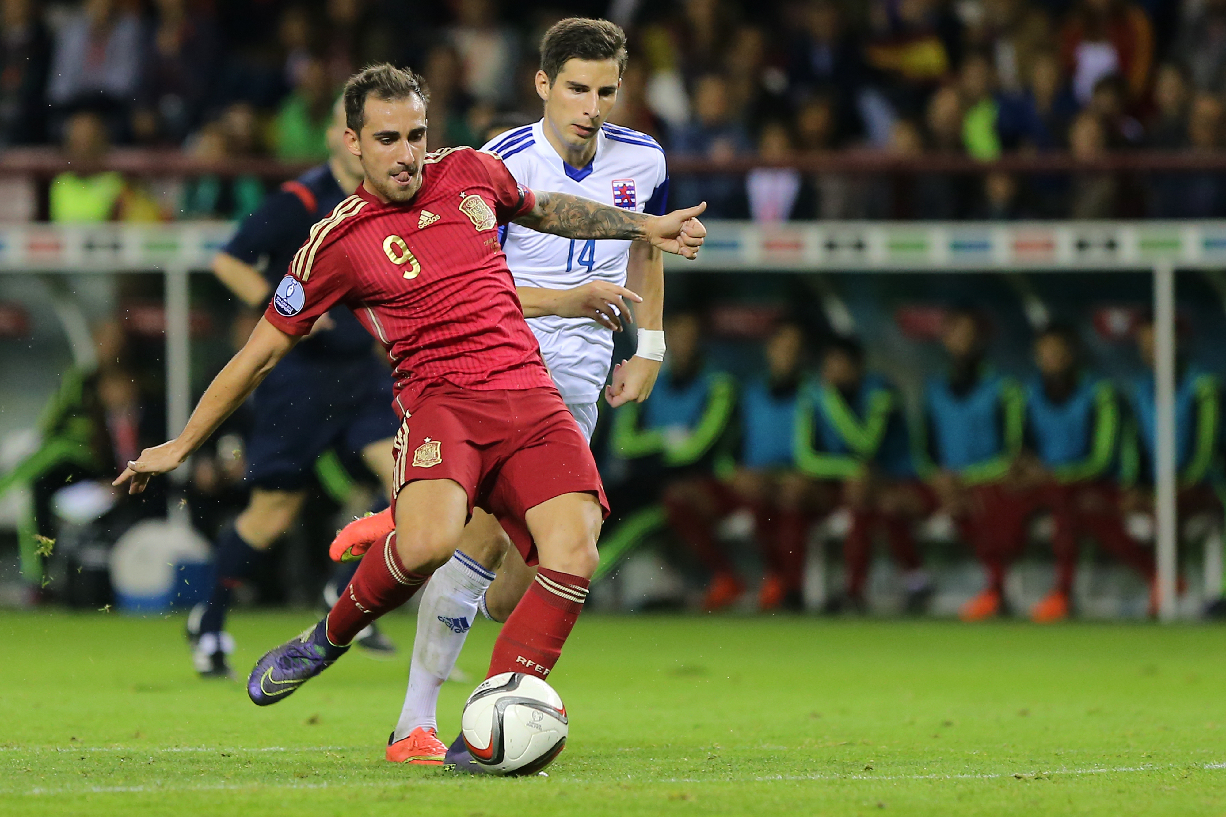 Alcacer contribuiu com dois gols para a vitória espanhola (Foto: Cesar Manso/AFP)