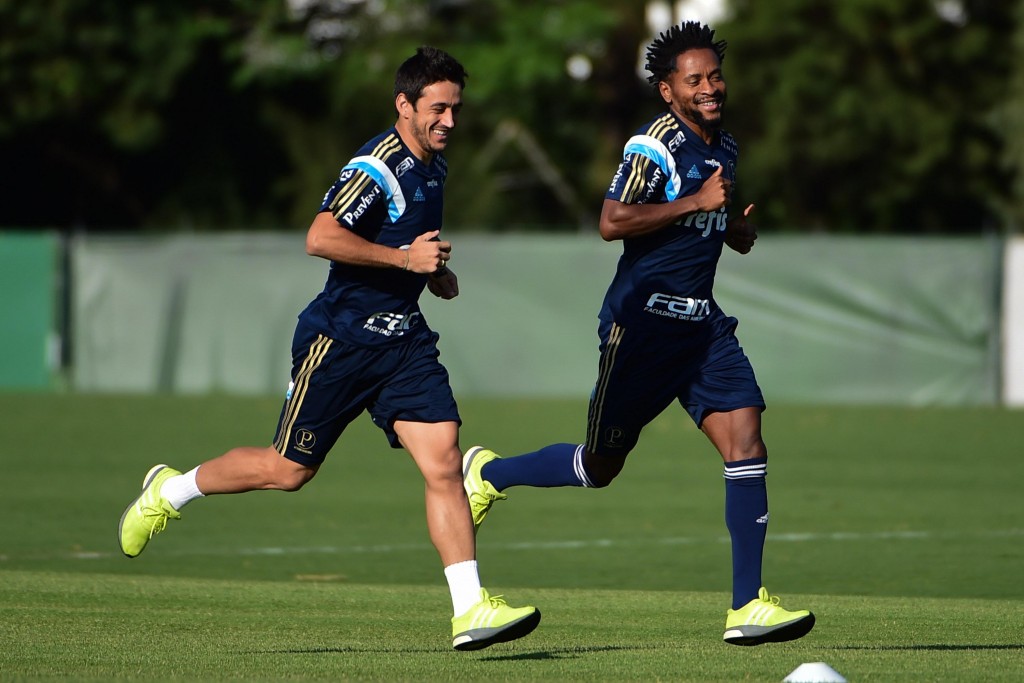 Esperança do técnico é que a dupla consiga formar o meio-campo com Thiago Santos na quarta (Foto: Djalma Vassão/Gazeta Press)
