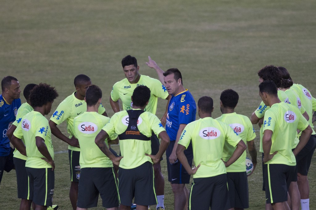 Dunga tenta encontrar soluções para fazer o Brasil jogar bem (foto: Leo Correa/Mowa Press)