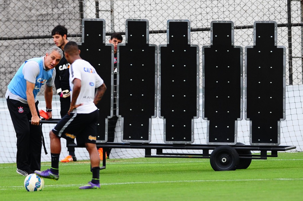 Técnico do Corinthians adota cuidado especial com Malcom (foto: Sergio Barzaghi/Gazeta Press)