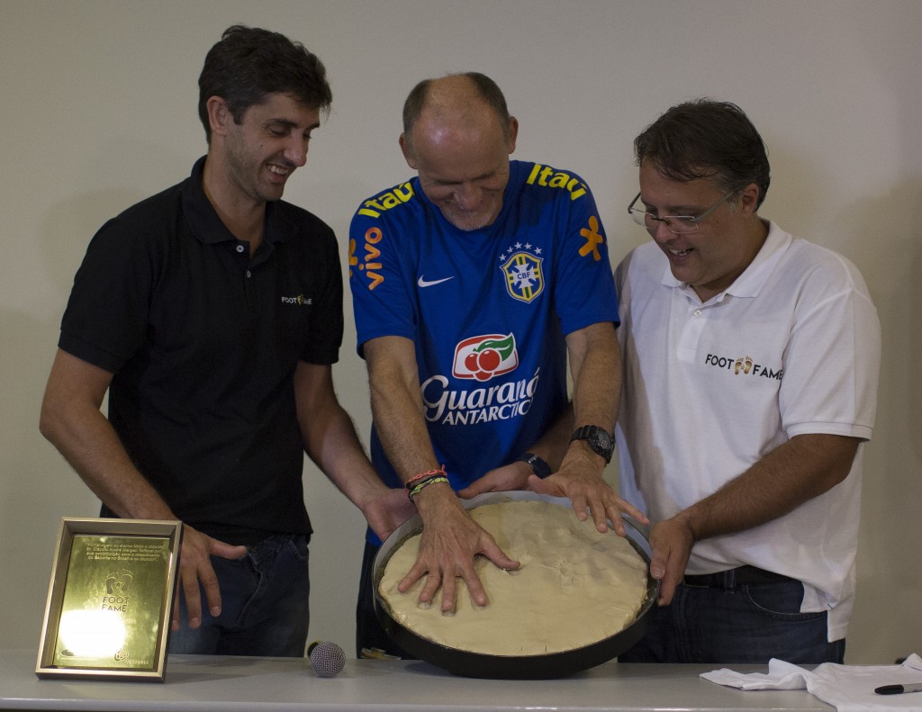 Preparador da Seleção deixa suas marcas no estádio cearense (Foto: Leo Correa/Mowa Press)