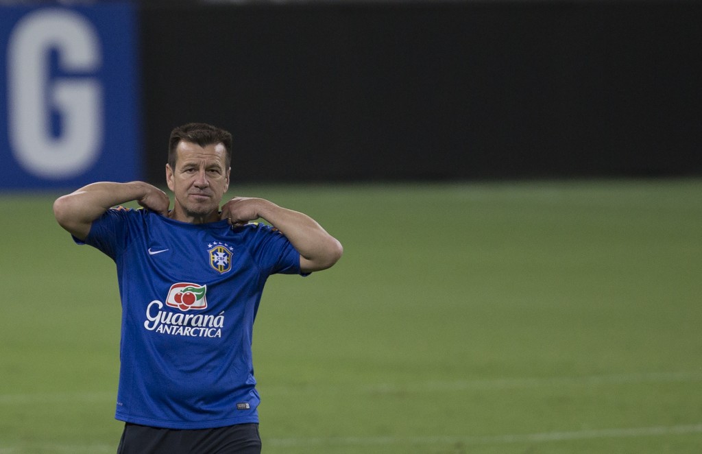 Dunga carrega nas costas o peso das cobranças pelo mau futebol (foto: Leo Correa/Mowa Press)