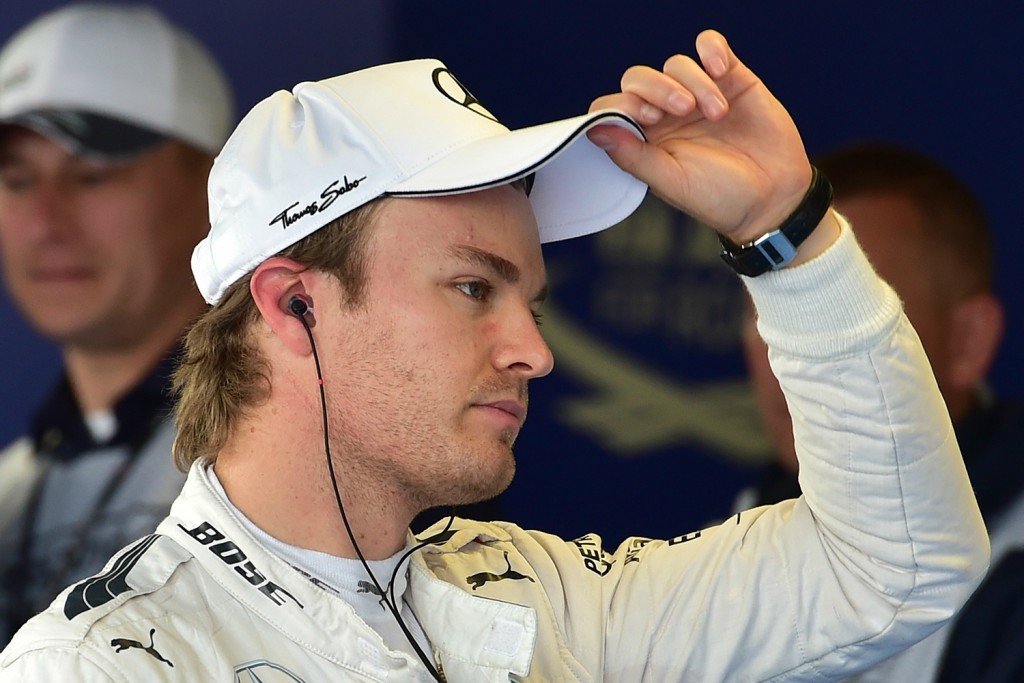 O alemão Nico Rosberg acha muito difícil ser campeão mundial em 2015 com 76 pontos de diferença para Lewis Hamilton (Foto: Andrej Isakovic/AFP)