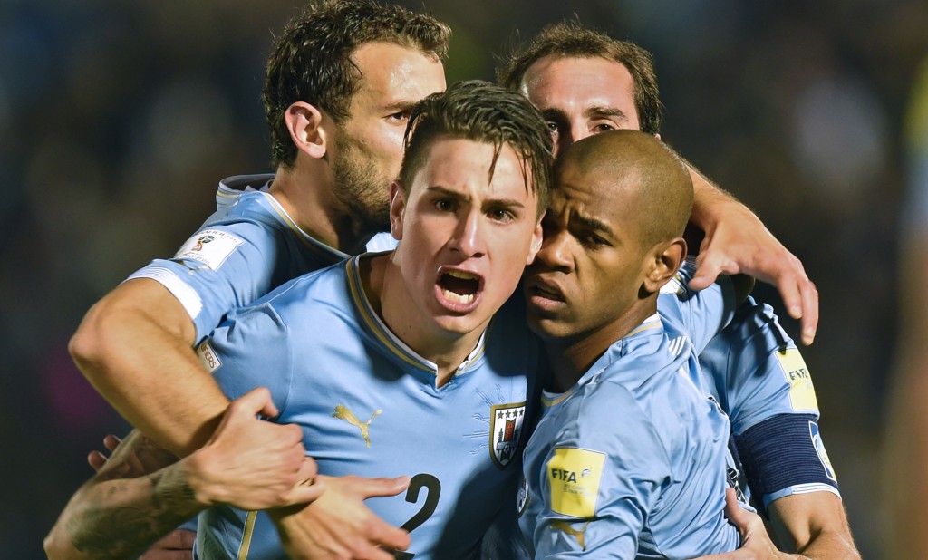 O Uruguai deu poucas chances para a Colômbia e venceu bem em casa pelas Eliminatórias (Foto: Pablo Porciuncula/AFP)