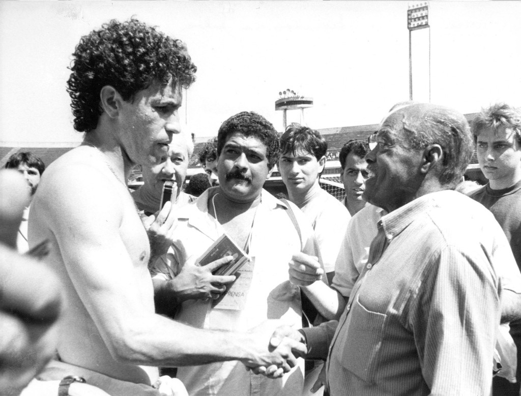 Em 1989, pelas Eliminatórias, Careca recebeu a bênção de Leônidas antes de fazer quatro gols em um 6 a 0 (foto: Acervo/Gazeta Press)