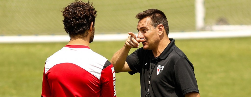 Alexandre Pato (e), jogador do São Paulo FC, e o técnico Doriva durante treino no CCT da Barra Funda, na Zona Oeste da capital paulista.