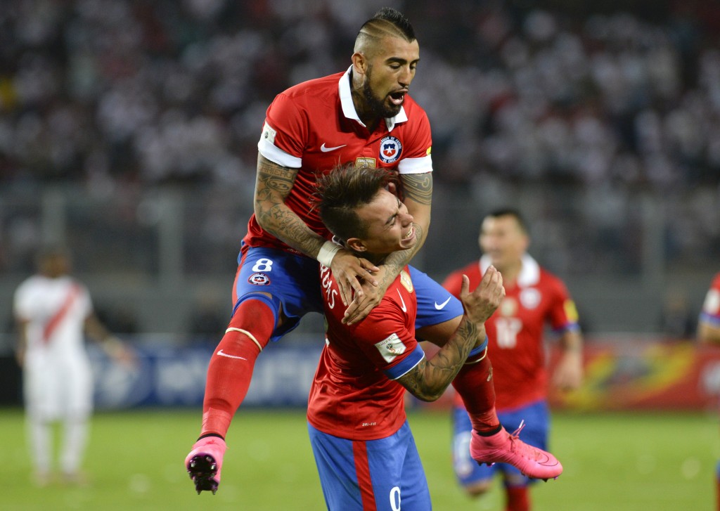 Eduardo Vargas e Alexis Sánchez garantiram a segunda vitória do Chile nas Eliminatórias (Foto: