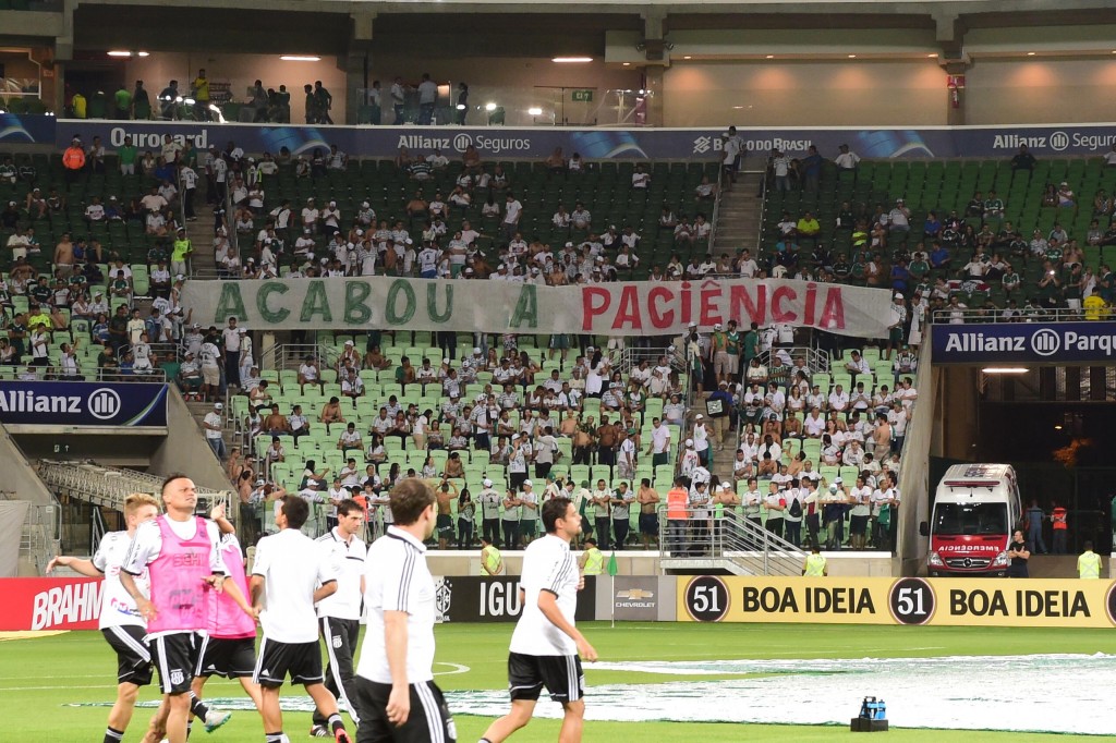 Torcida se manifestou após a vexatória goleada em Chapecó (Foto: Djalma Vassão/Gazeta Press)