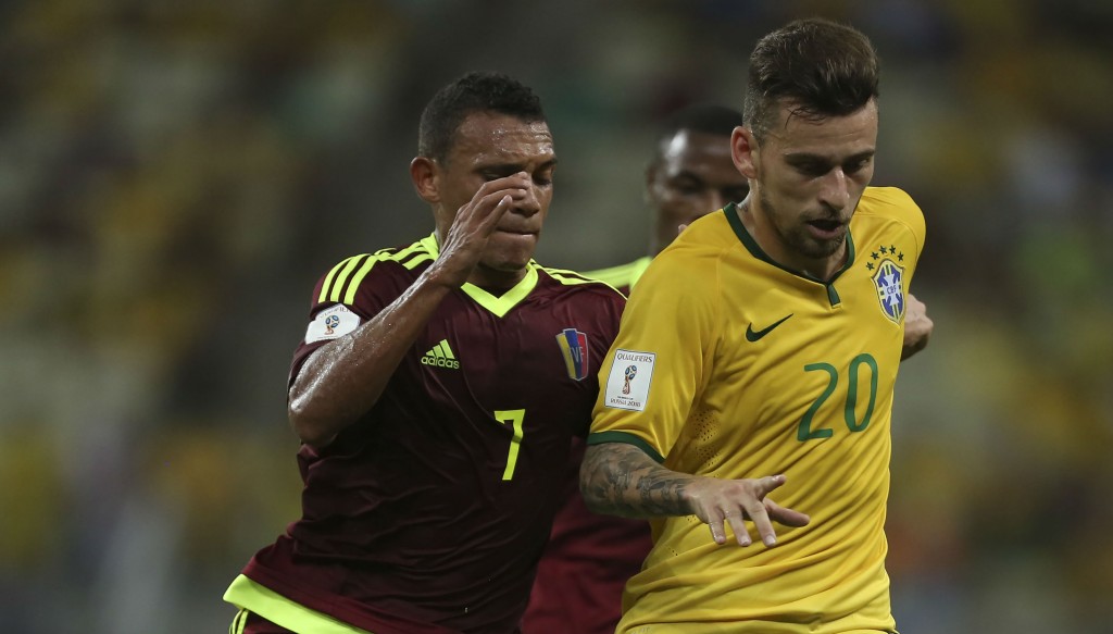 Lucas Lima está ganhando o apoio da comissão técnica na Seleção Brasileira (Foto: Leo Correa/Mowa Press)