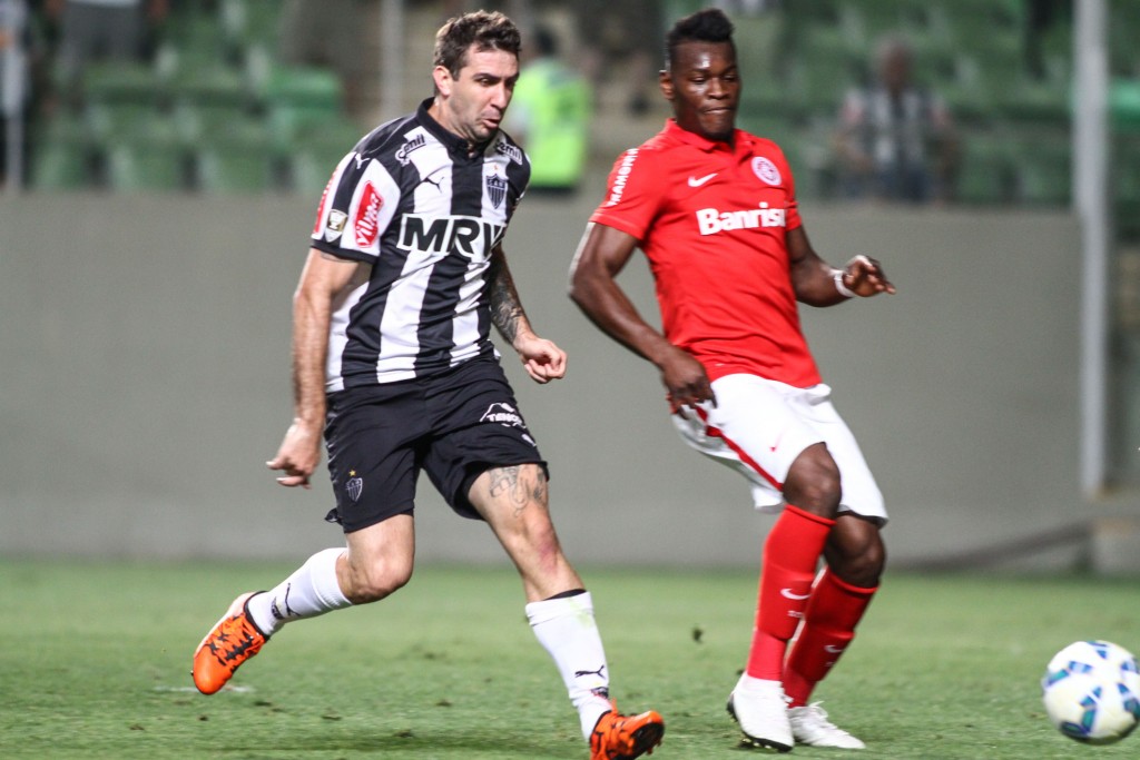 Pratto e Paulão marcaram para suas equipes no primeiro tempo (Bruno Cantini/CAM)
