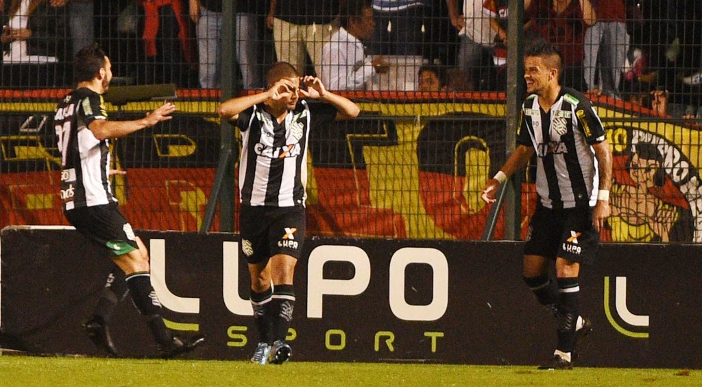 O Figueirense não teve muitas dificuldades para bater o Fla em casa (Foto: Antônio Carlos Mafalda/Mafalda Press/Gazeta Press)