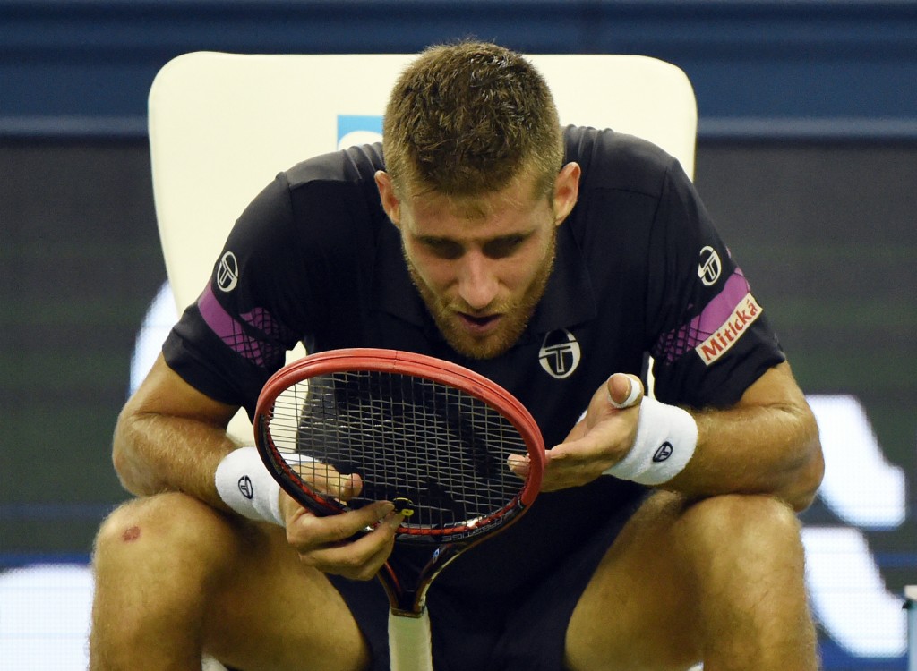 O eslovaco Martin Klizan se desentendeu com sua raquete durante a partida contra Novak Djokovic (Foto: Greg Baker/AFP)