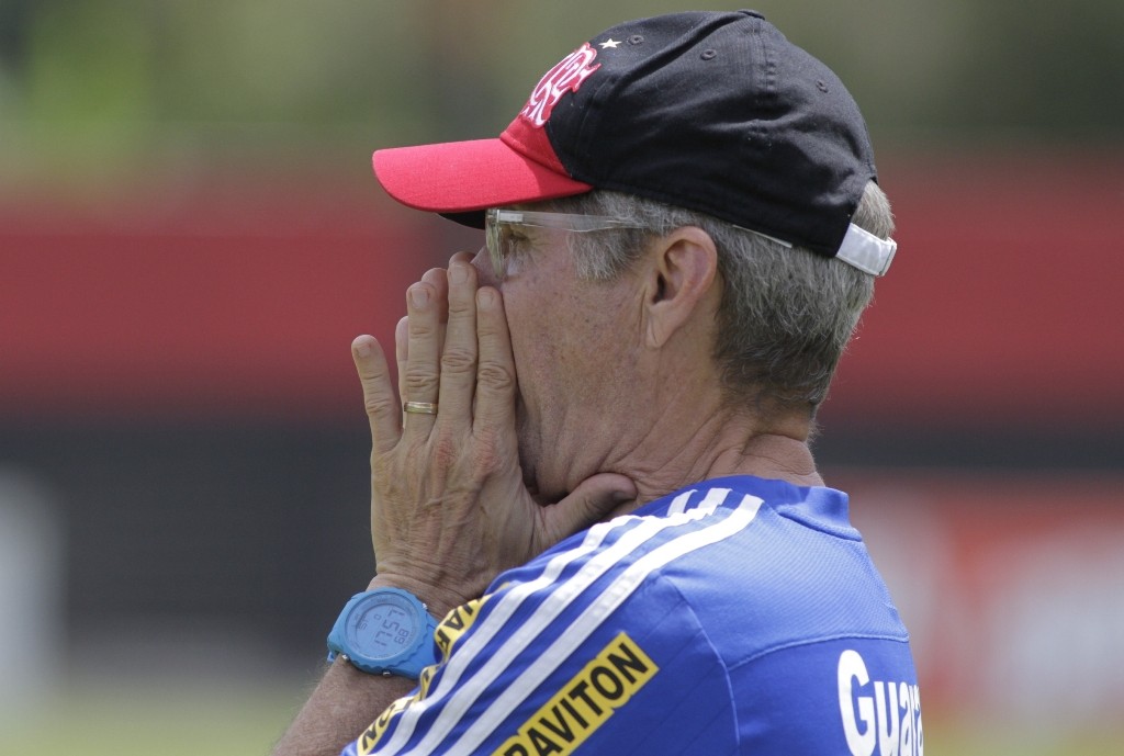 Enquanto Guerrero ficou na academia e Armero correu ao redor do campo, Oswaldo comandou coletivo (Foto: Gilvan de Souza/CRF)