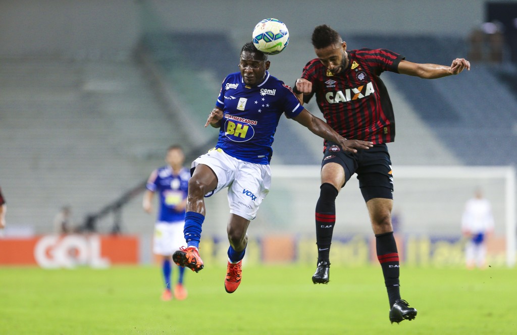 Atlético-PR e Cruzeiro fizeram bom segundo tempo em Curitiba e empataram por 2 a 2 (Foto: Geraldo Bubniak/Light Press/Cruzeiro)