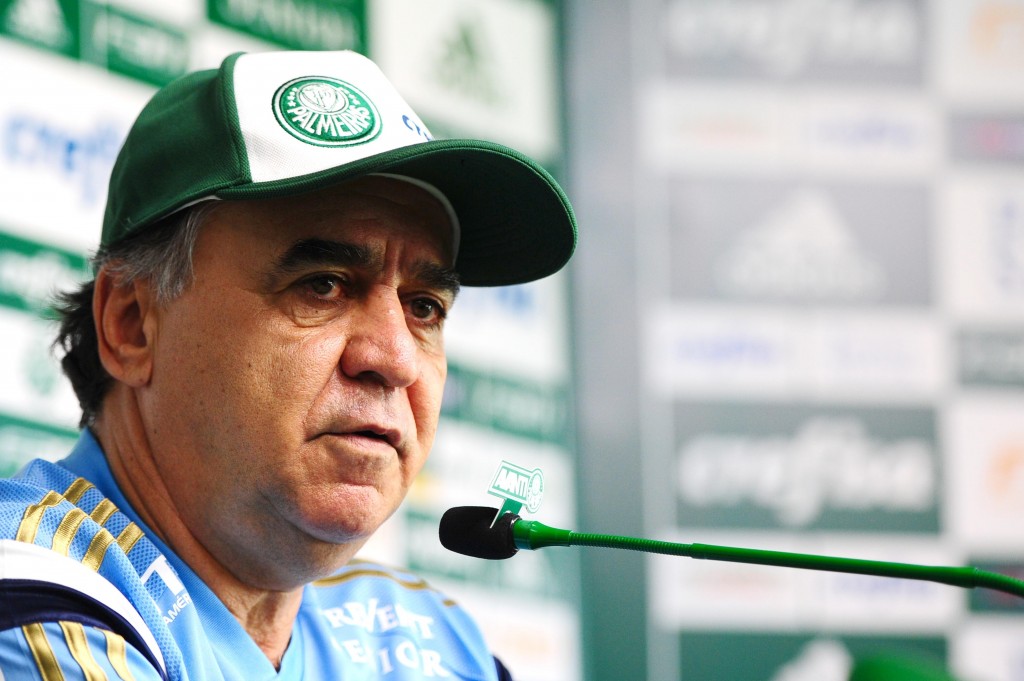 Técnico se preocupa com lances que têm virado pênaltis (Foto: Sergio Barzaghi/Gazeta Press)
