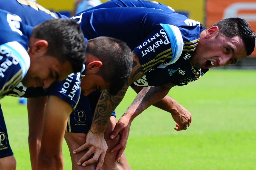 Atacante não joga neste sábado para estar bem na quarta-feira (Foto: Sergio Barzaghi/Gazeta Press)
