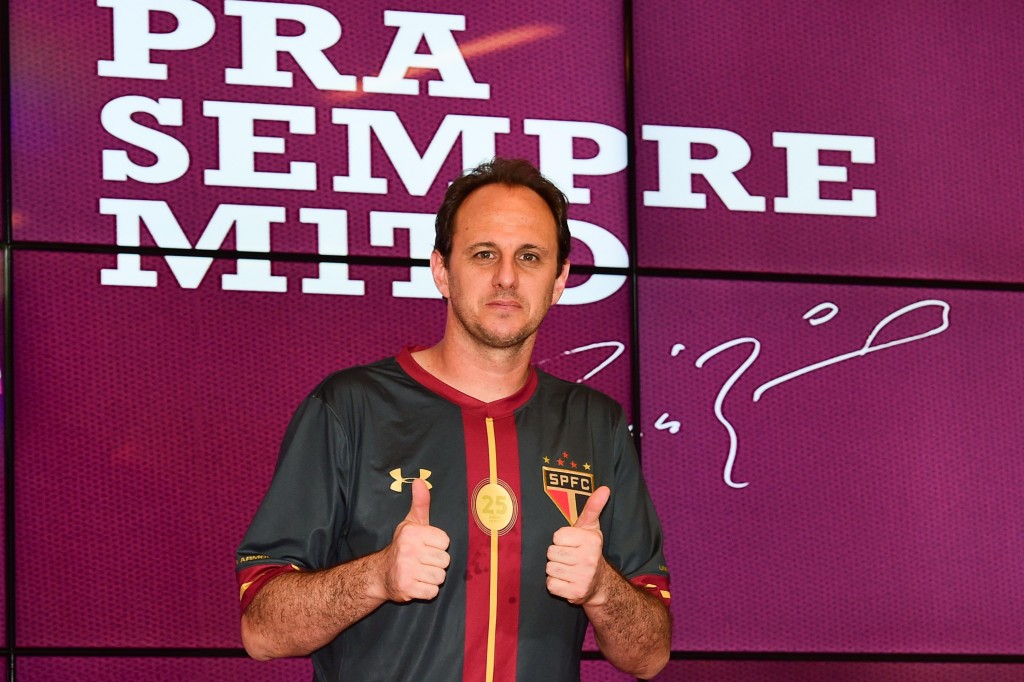 O novo uniforme do São Paulo homenageia os 25 anos de carreira do ídolo Rogério Ceni (Foto: Djalma Vassão/Gazeta Press)