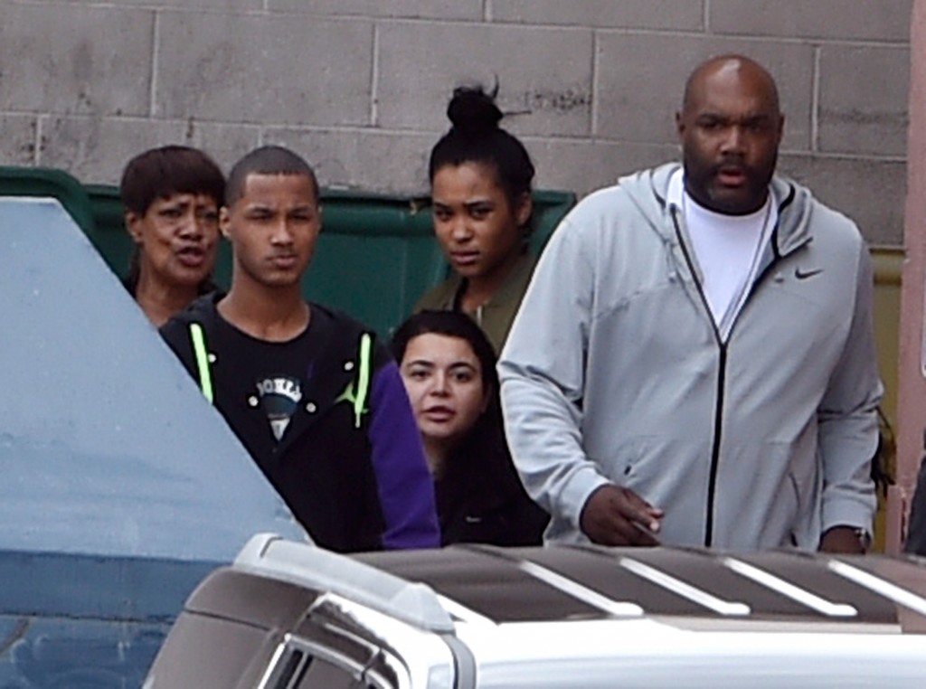 LAS VEGAS, NV - OCTOBER 15: Former NBA player Lamar Odom's aunt JaNean Mercer (L), son Lamar Odom Jr. (2nd L) and daughter Destiny Odom (2nd R) exit through a back door to waiting vehicles after visiting Lamar Odom at Sunrise Hospital & Medical Center on October 15, 2015 in Las Vegas, Nevada.   David Becker/Getty Images/AFP