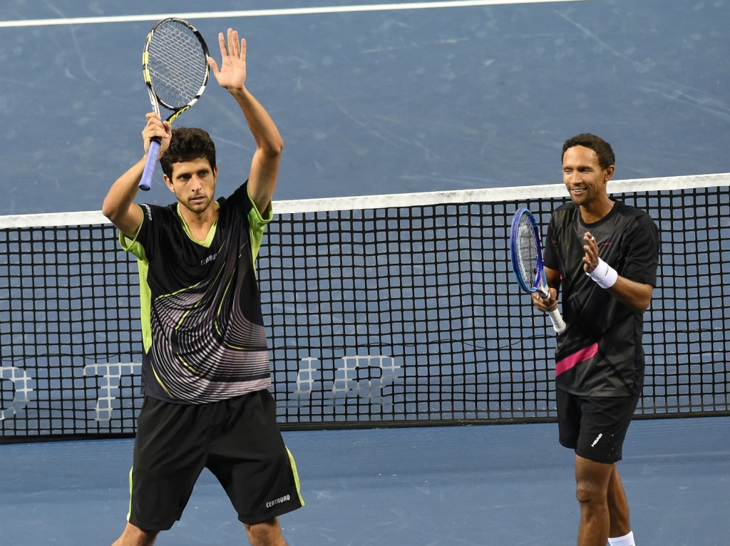 Marcelo Melo (à esq.) e Raven Klaasen (à dir.) se classificaram às semifinais do Masters de Xangai (Foto: Toru Yamanaka/AFP)