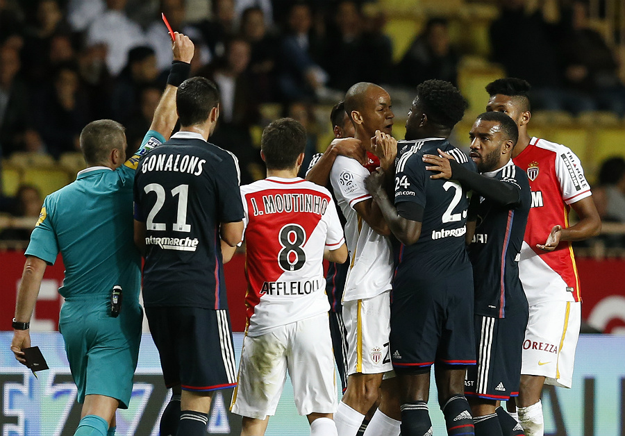 A expulsão de Wallace, do Monaco, acirrou os ânimos na partida (foto: Valery Hache/AFP)