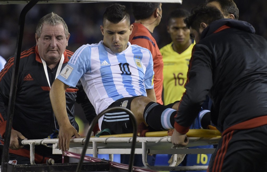 Agüero se lesionou durante a derrota da Argentina para o Equador, nas Eliminatórias (Foto: Juan Mabromata/AFP)