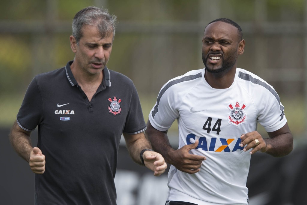 Mahseredjian brinca no aquecimento antes de entregar atletas a Tite (foto: Daniel Augusto Jr./Agência Corinthians)