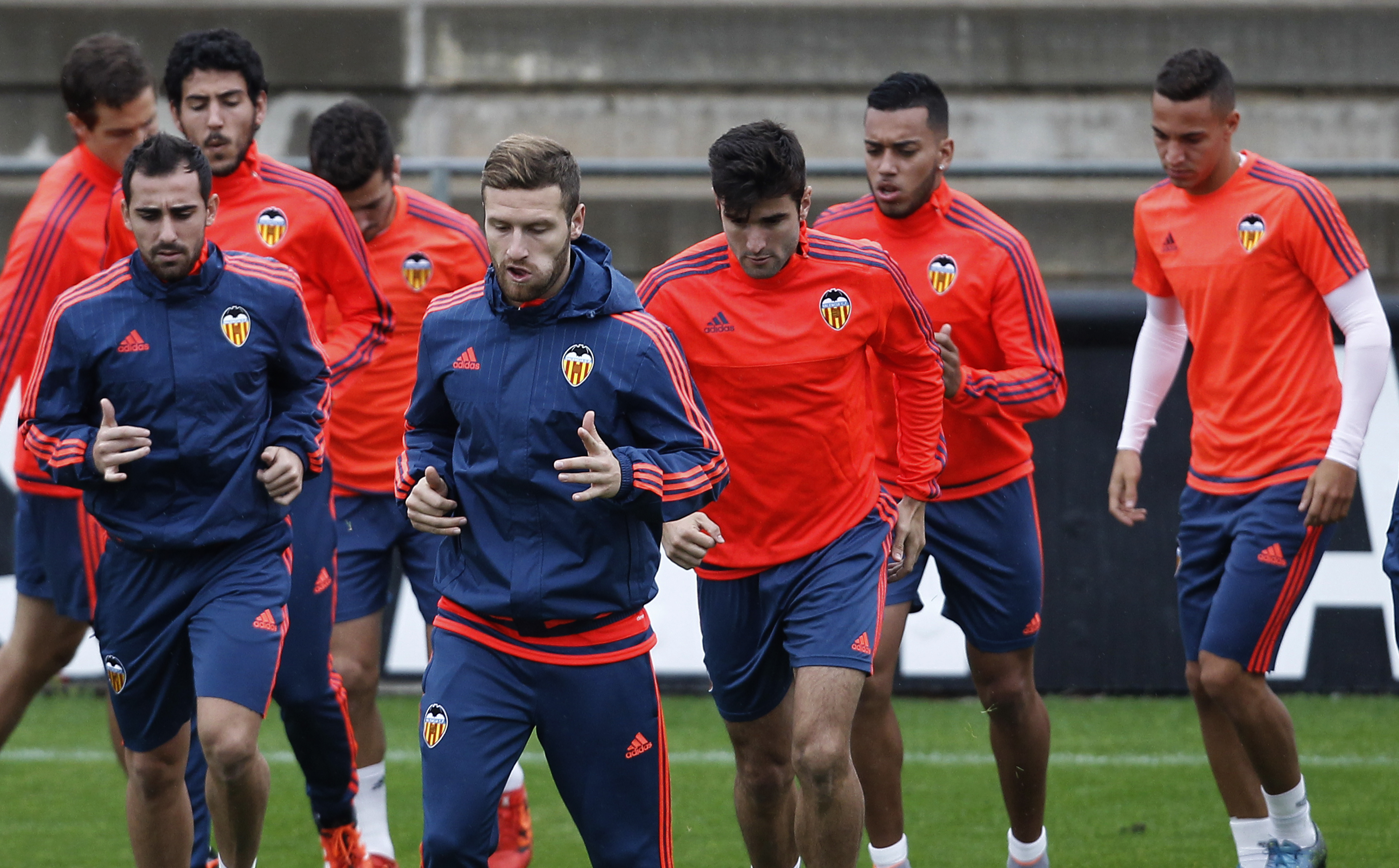 (FromL) Valencia's forward Paco Alcacer, German defender Shkodran Mustafi, defender Antonio Barragan Fernandez, Portuguese defender Ruben Vezo and Argentinian midfielder Rodrigo de Paul warm up during a training session at the Valencia's Sport City in Valencia on October 19, 2015, on the eve of the UEFA Champions League group H football match Valencia CF vs KAA Gent. AFP PHOTO/ JOSE JORDAN