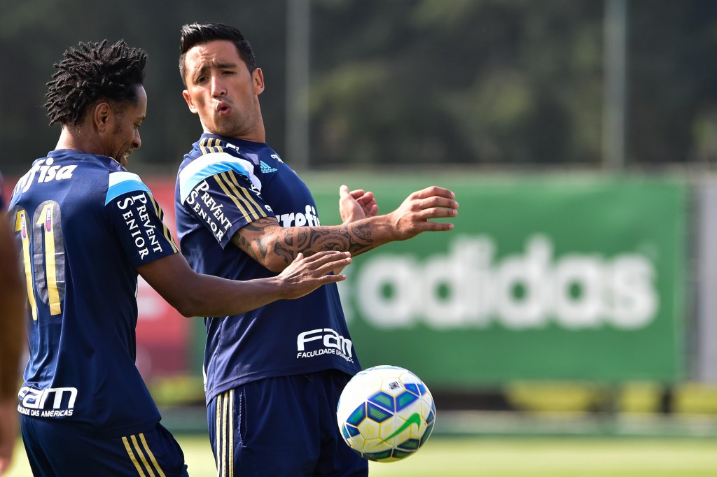 Poupados no sábado, Zé Roberto e  Barrios treinaram normalmente e jogarão na quarta (Foto: Fernando Dantas/Gazeta Press)