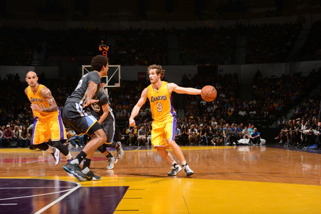 Marcelinho Huertas deixou a quadra com 12 pontos e seis assistências diante do Golden State Warriors (Foto: Noah Graham/AFP)