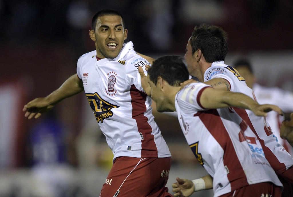 O atacante Ramón Ábila (E) garantiu a vitória do Huracán sobre o Defensor-URU nesta terça (Foto: Juan Mabromata/AFP)