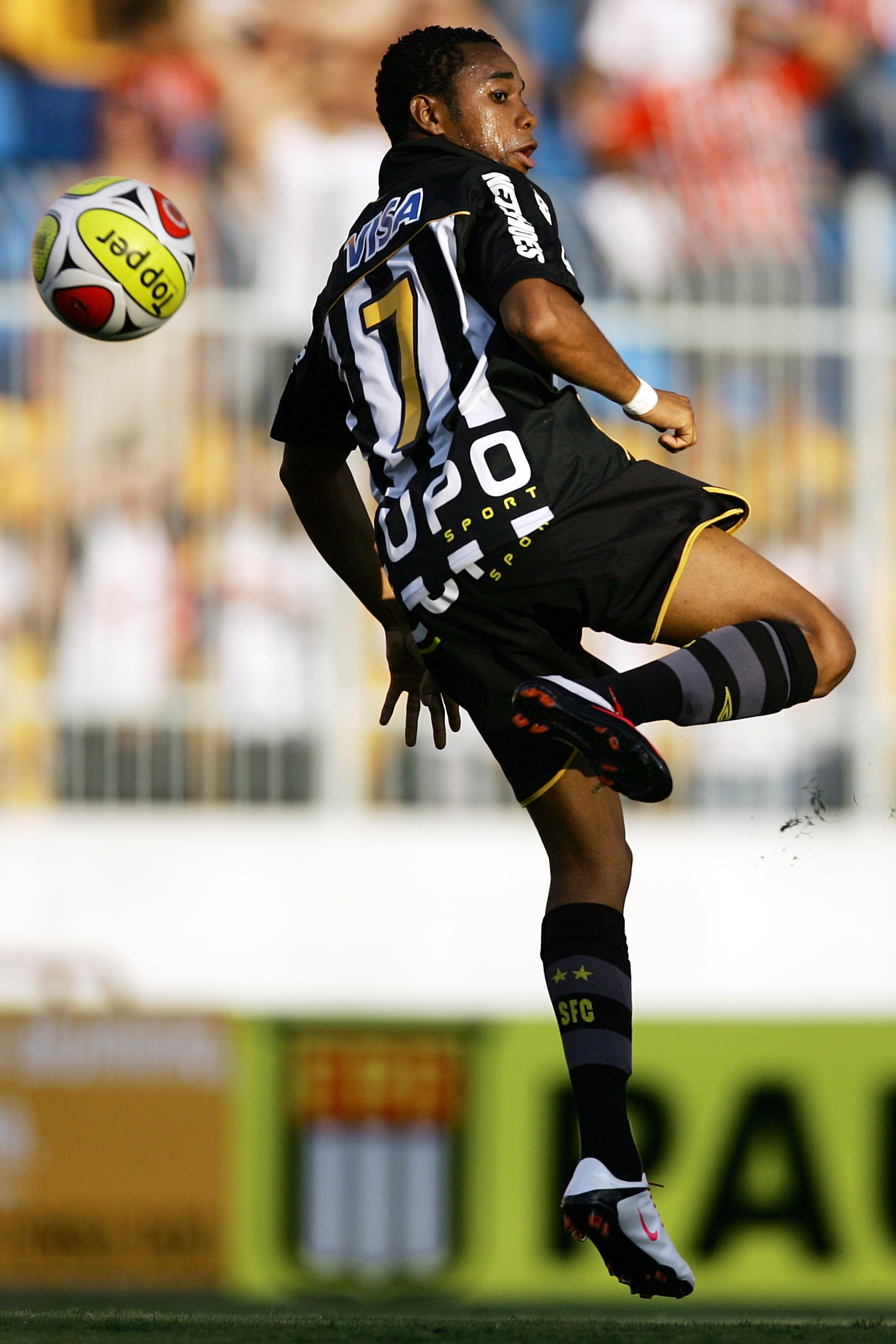 Robinho marcou de letra em seu retorno ao Peixe (Foto: Fernando Pilatos/Gazeta Press)