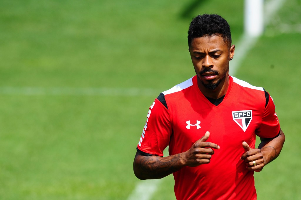 Michel Bastos foi liberado pelos médicos para atuar pelo São Paulo contra o Santos (Foto: Sergio Barzaghi/Gazeta Press)