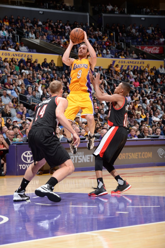 Marcelinho Huertas foi o líder de assistências na vitória dos Lakers, com oito passes para cesta (Foto: Andrew D. Bernstein/AFP)