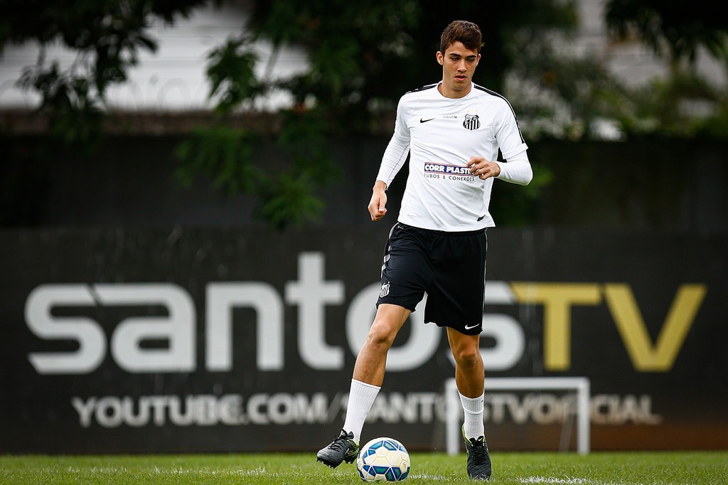 Apto a jogar após recuperar-se de fadiga muscular, Gustavo Henrique deve fazer dupla de zaga com David Braz (Foto: Ricardo Saibun/SFC)