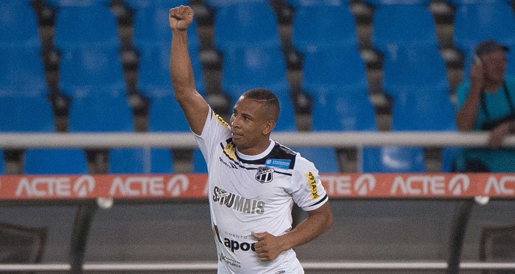 Rafael Costa, de pênalti, marcou o gol da vitória do Ceará sobre o Botafogo (Foto: Bruno Turano/Eleven/Gazeta Press)