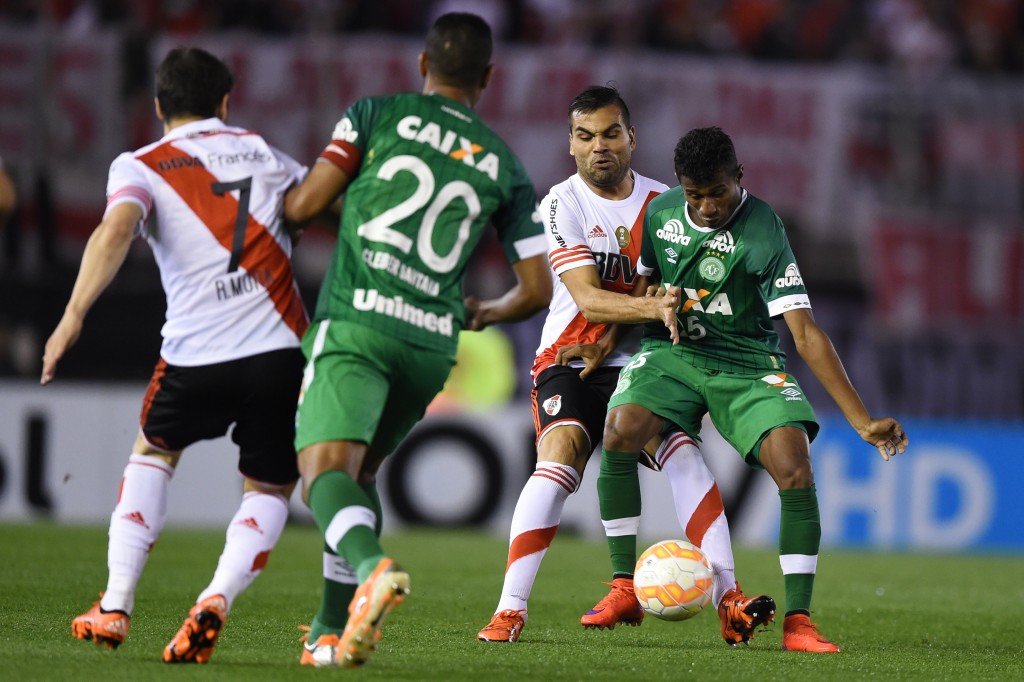 A Chape sofreu com a forte marcação e o volume de jogo do River Plate em Buenos Aires (Foto: Eitan Abramovich/AFP)