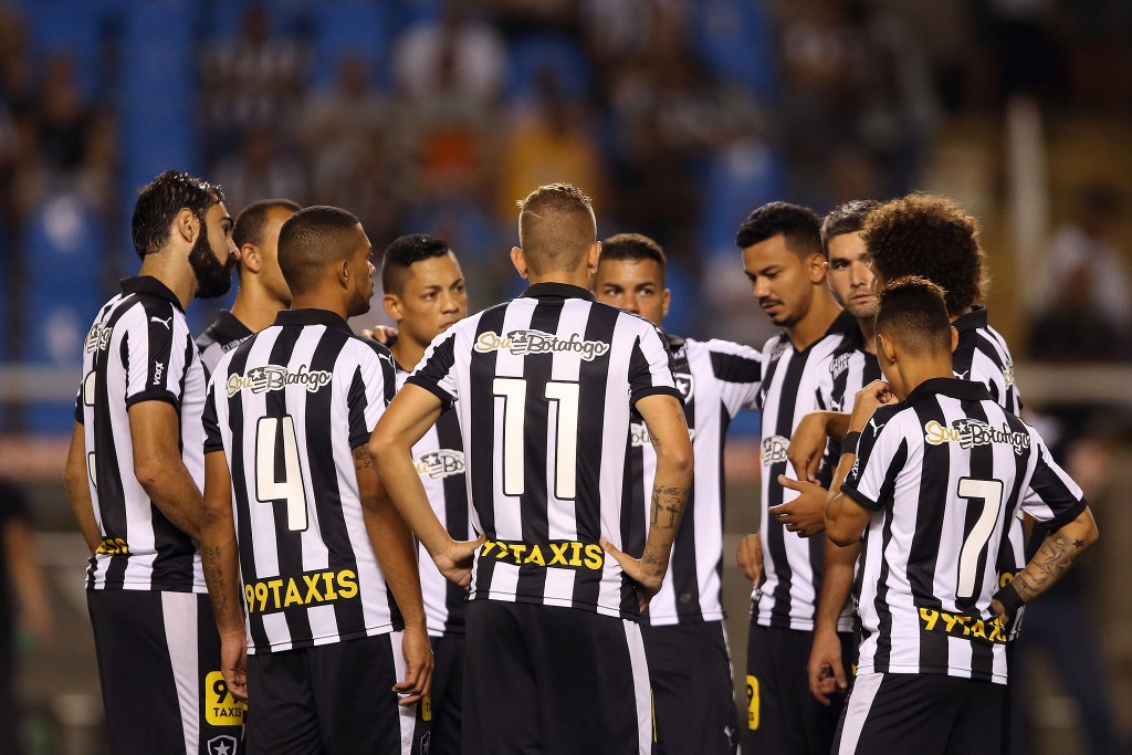O Botafogo reclamou da atuação da arbitragem em seus jogos (Foto: Satiro Sodre/SSPress)