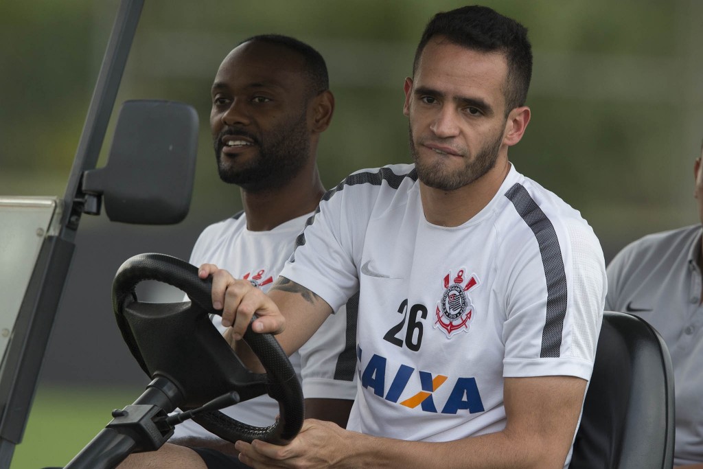 Love e Renato Augusto jogaram no Flamengo e admiram muito a Fiel (foto: Daniel Augusto Jr./Agência Corinthians)