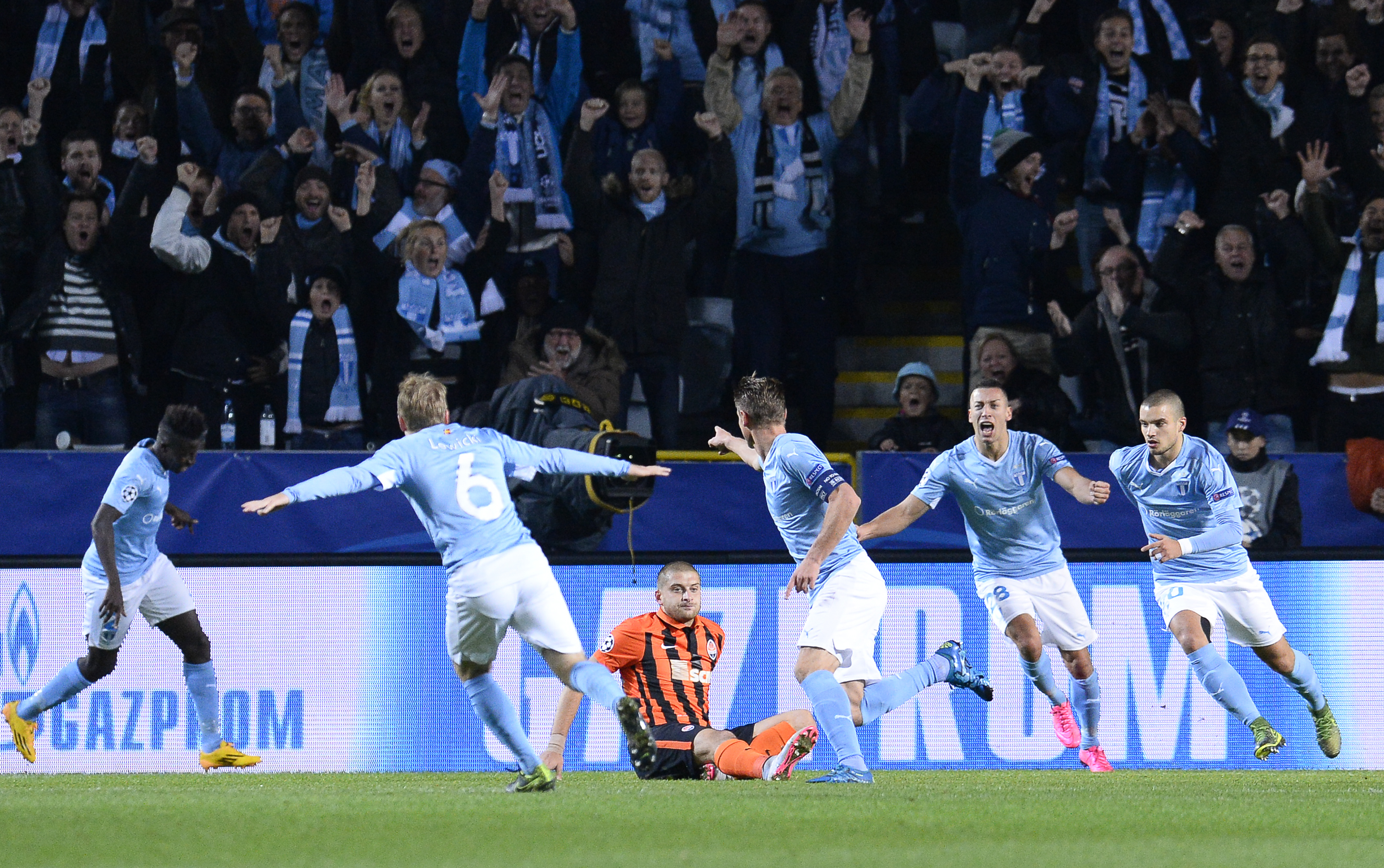 Repleto de brasileiros, o Shakhtar voltou a decepcionar no Grupo A da Champions diante do Malmö (foto: JONATHAN NACKSTRAND / AFP)