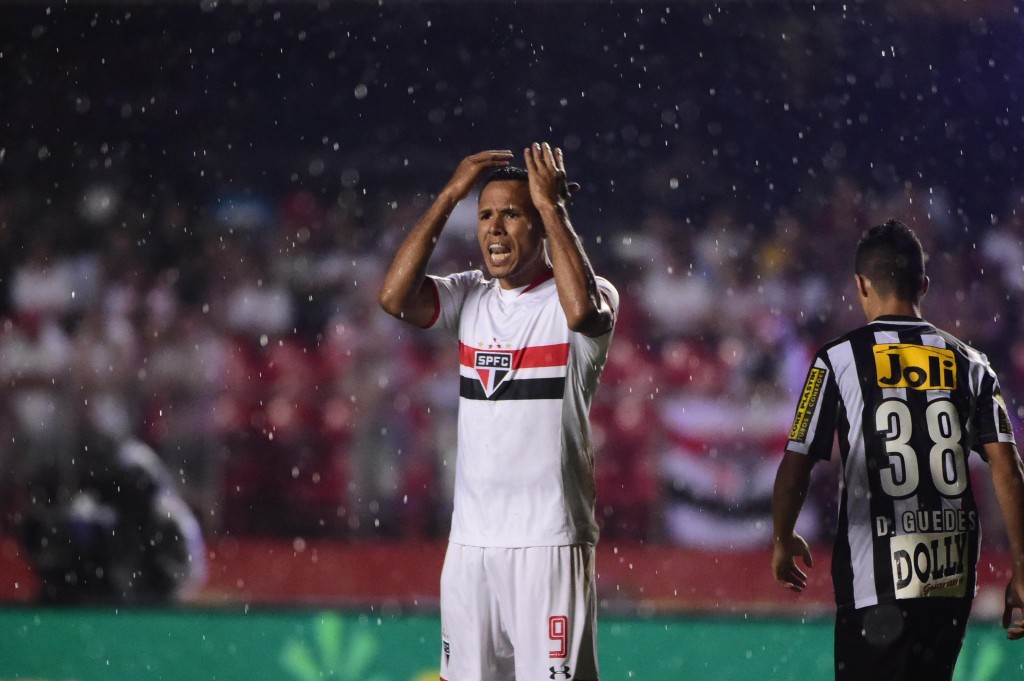 As falhas em sequência no ataque e defesa levaram o São Paulo à derrota (Foto: Djalma Vassao/Gazeta Press)