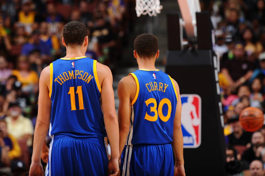 Thompson e Curry lideraram o triunfo dos Warriors no fim da pré-temporada (foto: Juan Ocampo/AFP)