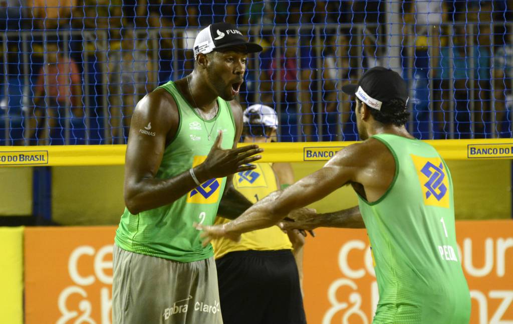 Pedro Solberg e Evandro despacharam Ricardo e Emanuel nas quartas de final e seguem vivos em Goiânia (Foto: CBV)