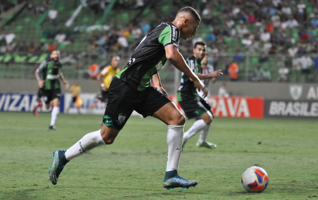 Oportunista, Richarlison fez o primeiro do Coelho no começo do segundo tempo (Carlos Cruz/AFC)