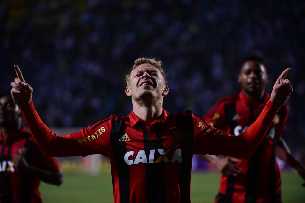 Marlone abriu o placar para o Sport com um golaço de fora da área (Foto: Sergio Barzaghi/Gazeta Press)
