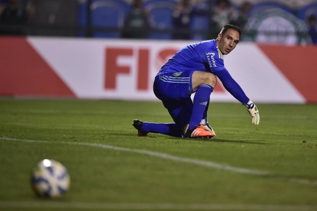 Fernando Prass nada pôde fazer para evitar os dois gols do Sport nesse sábado (Foto: Fernando Dantas/Gazeta Press)