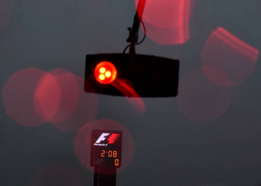 Sem condições de carros irem à pista, treino foi adiado para dia da corrida (Foto: MARK RALSTON/AFP)