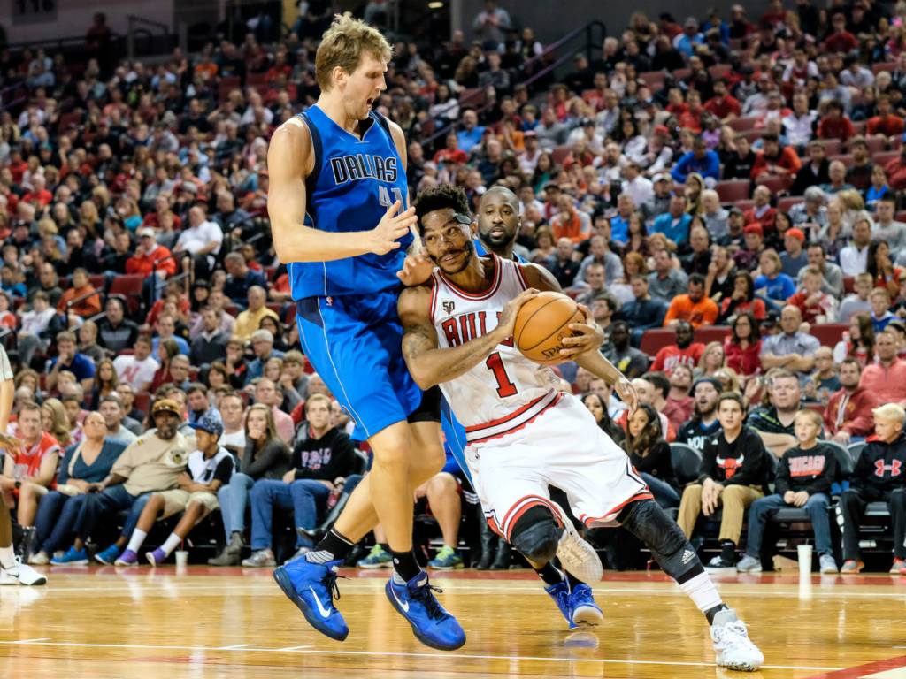 Derrick Rose recebe a marcação de Dirk Nowitzki no retorno do jogador do Chicago Bulls (Foto: Eric Francis/AFP)