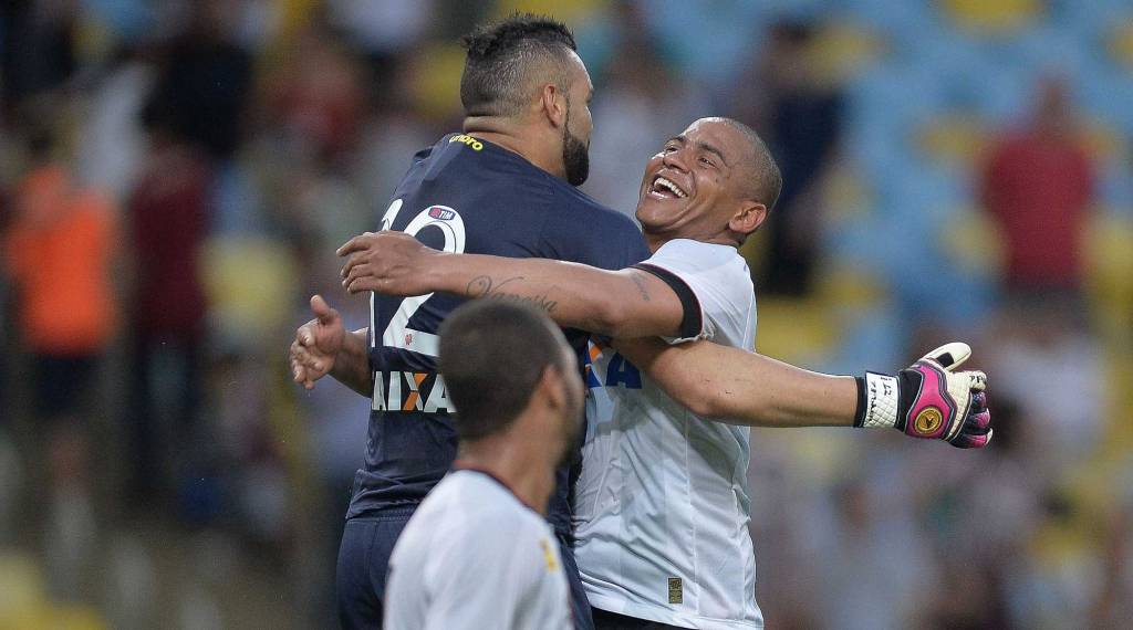 Autor do gol da vitória, Walter parabenizou 'salvador' Weverton (Foto: Alexandre Loureiro/Inovafoto/Gazeta Press)